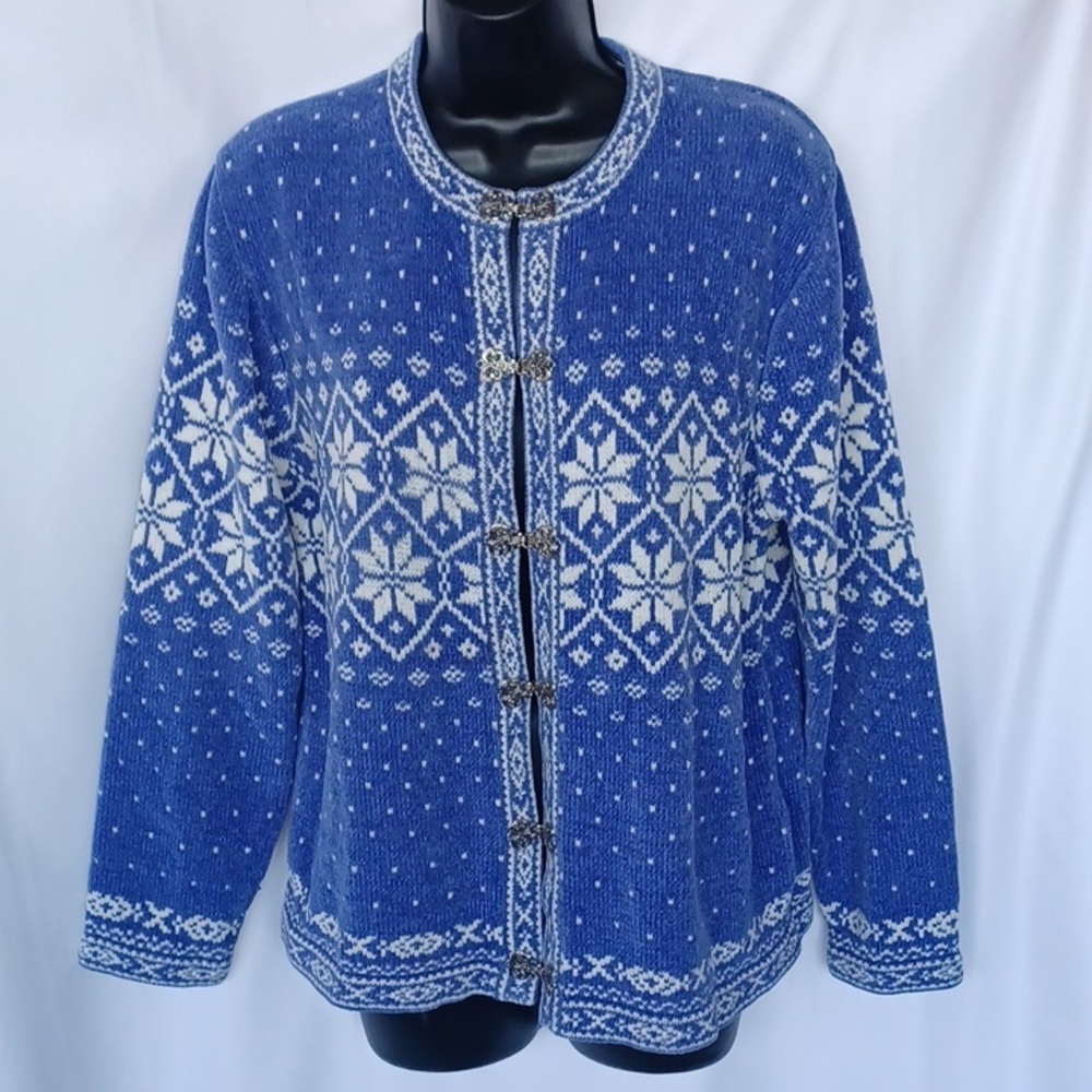 Croft & Barrow chenille blue snowflake sweater with decorative metal clasps M